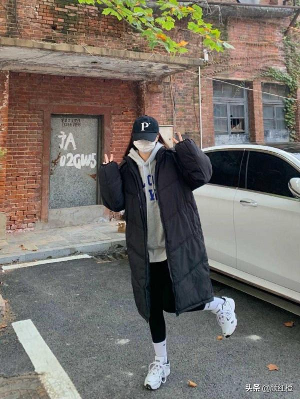 冬天不想露腳踝可以選擇高筒襪，學會這些選款小技巧，保暖又時髦