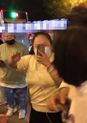 岳雲鵬老婆帶女兒去德雲社,化淡妝戴名牌耳環,遭粉絲圍觀人氣高 岳雲鵬老婆帶女兒去德雲社,化淡妝戴名牌耳環,遭粉絲圍觀人氣高