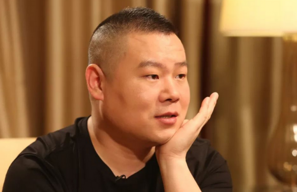 曹雲金臺上掐住岳雲鵬脖子，觀眾以為是玩笑，沒想到險些釀成大禍