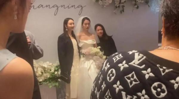 王歐現身妹妹婚禮，疑帶男友見家長