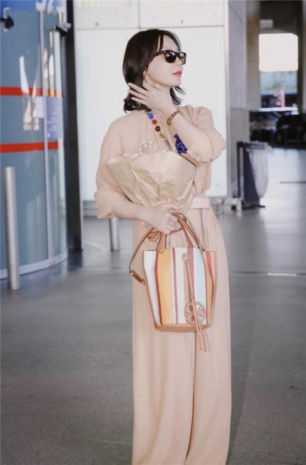 42歲陳數真不顯老,穿香檳金連體裝嫩成少女,說她20歲我都相信 42歲陳數真不顯老,穿香檳金連體裝嫩成少女,說她20歲我都相信