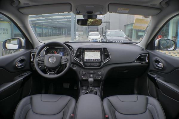 自由光 2.0T 四驅夜鷹版，中型SUV，外觀漂亮，配2.0T發動機