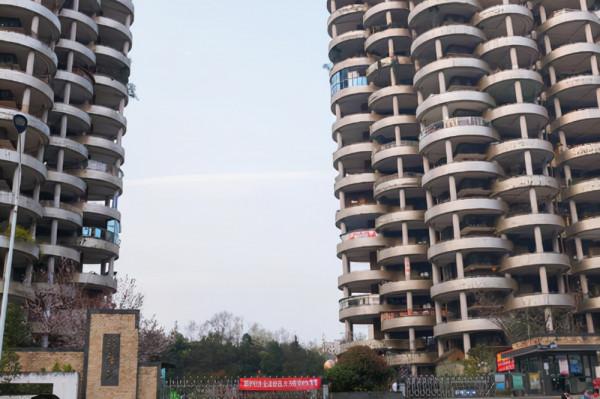 貴州一奇葩居民樓，造型超前似“烤麵筋”，小區環境優美成打卡地