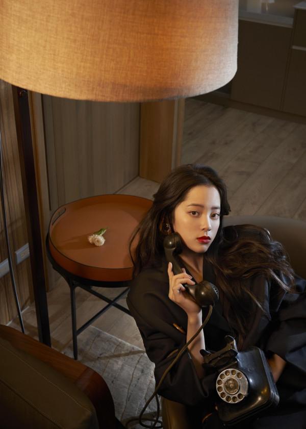 長髮及腰的歐陽娜娜，穿復古綁帶印花裙出鏡，小秀身材女人味十足