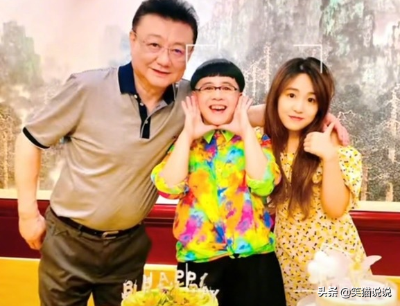 金龜子22歲女兒近態曝光，大眼長髮似張含韻，母女同框互動好有愛