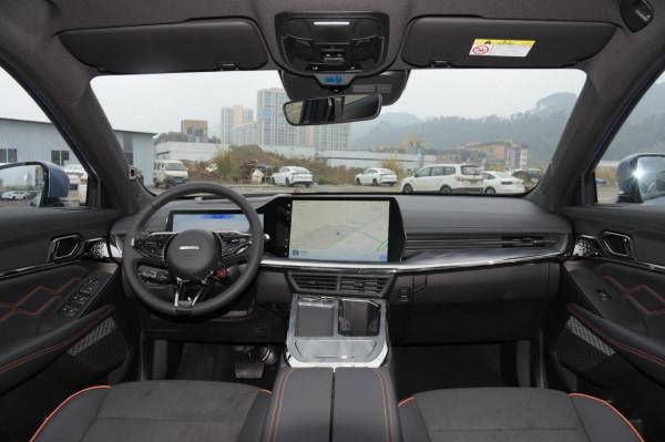 哈弗神獸：軸距2800mm，搭載2.0T+7擋雙離合，配置豐富，適合家用