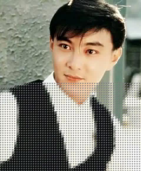 張衛健夫婦吃火鍋被拍，女方飯後抽菸挖鼻孔，網友：太接地氣了