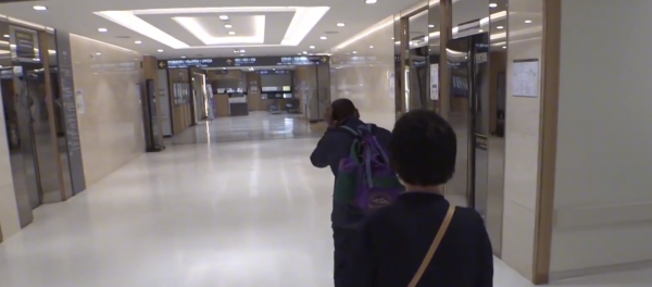 年近半百的老人，腦袋裡住有活蜘蛛並打嗝，醫院得知真相無從下手