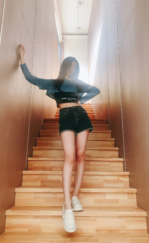 徐藝洋機場私服，蕾絲刺繡府綢襯衫，斜挎鉚釘裝飾皮包又美又颯