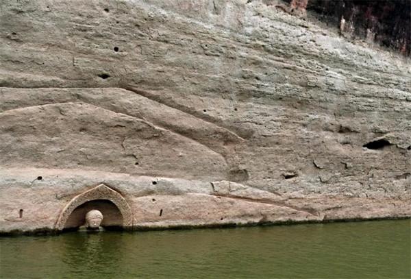 2016年，江西一水庫水位下降，露出了大量佛像