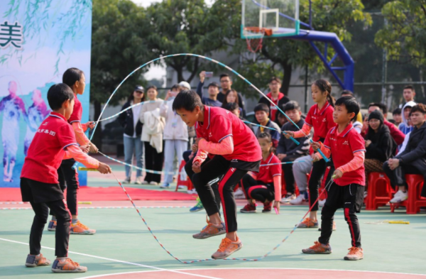 小學生跳繩比賽火了,褲子掉了也沒停,網友:大丈夫能屈能伸 小學生跳繩比賽火了,褲子掉了也沒停,網友:大丈夫能屈能伸