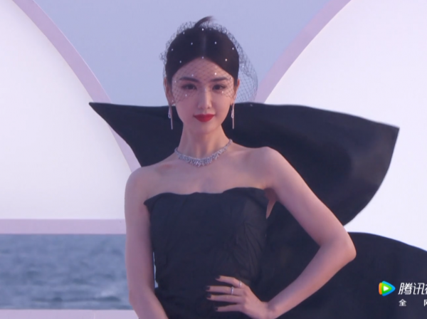 GQ沙灘紅毯來了!熱巴雀斑妝迷人,baby仙裙迎戰,關曉彤造型失策 GQ沙灘紅毯來了!熱巴雀斑妝迷人,baby仙裙迎戰,關曉彤造型失策