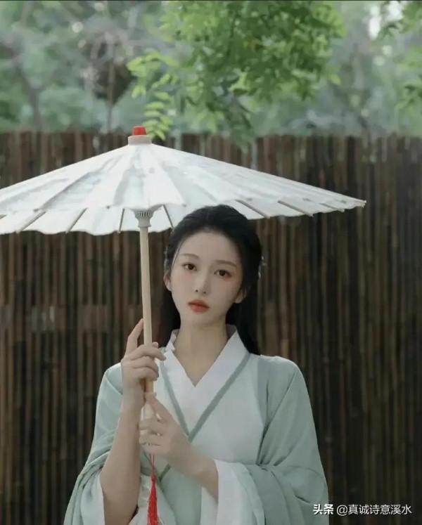 她是四川師範大學的校花,也是校園裡的超級學霸 她是四川師範大學的校花,也是校園裡的超級學霸