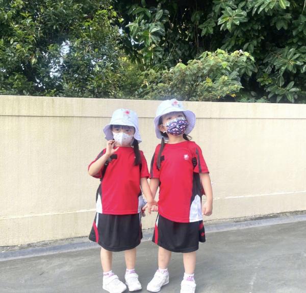 熊黛林曬與雙胞胎女兒過中秋,陽臺上做紙燈籠,母女三人開心比耶 熊黛林曬與雙胞胎女兒過中秋,陽臺上做紙燈籠,母女三人開心比耶