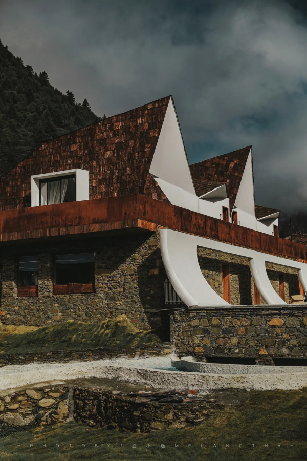 臥看雪山、室內泡湯，丁真家鄉這家民宿堪稱2021年收官王炸之作