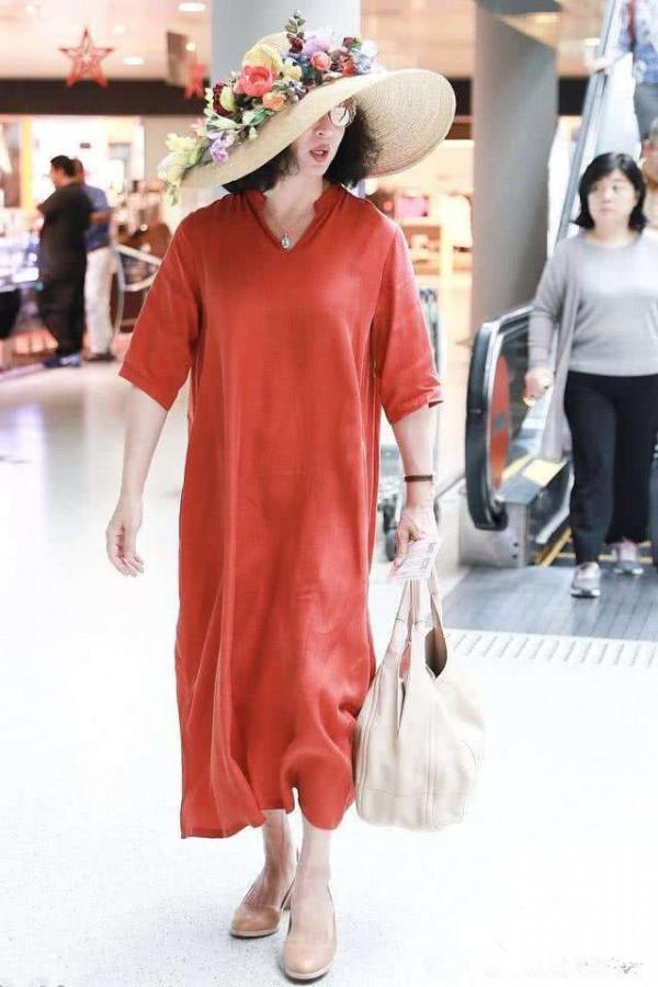 金星旅遊照曝光，穿開叉裙是很有女人味，可露出腿來就打折了