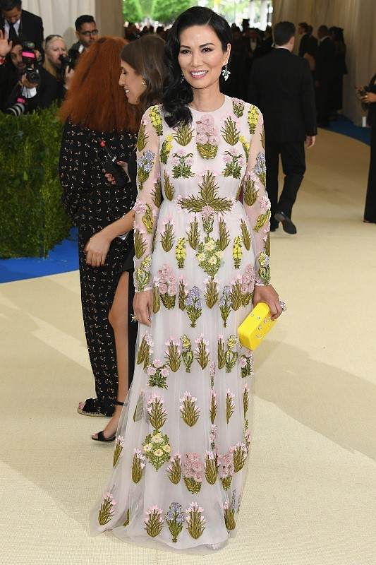 鄧文迪不愧是國際名媛，穿成“花蝴蝶”也挺高階，站哪兒都是焦點