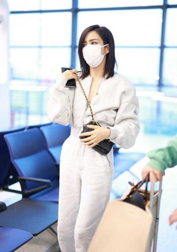 佟麗婭穿衣真有“心機”，棒球服配巴掌大的內搭，顯高又洋氣