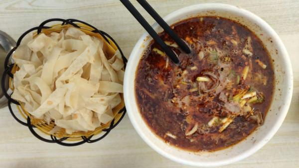 旅行洛陽，遇到美味牛肉湯，10塊錢2人吃飽，簡直就是福利餐