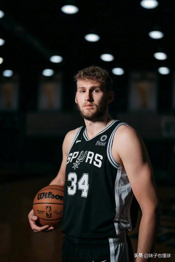 馬刺又出妖星!背靠背場均12分鐘砍7.5分,周琦或許要向他取取經 馬刺又出妖星!背靠背場均12分鐘砍7.5分,周琦或許要向他取取經