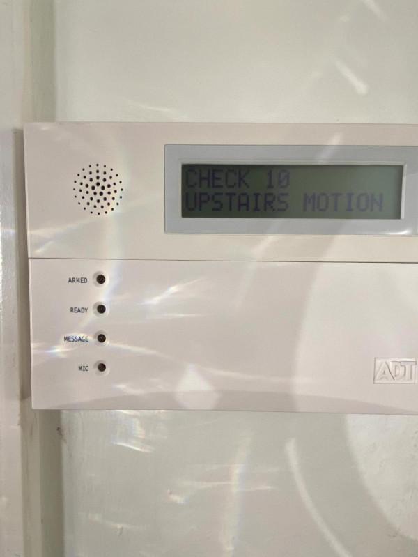 美國居民家裡不安窗戶防盜護欄，不安防盜門