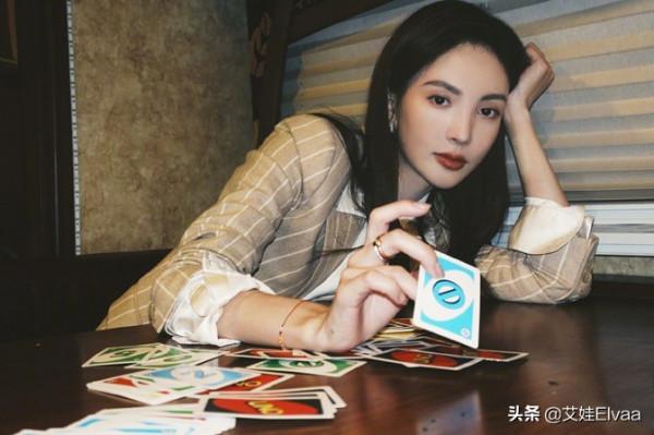 金晨澳門逛街,穿老漢T恤長褲生圖腿長1米8,擼起袖子輸密碼霸氣 金晨澳門逛街,穿老漢T恤長褲生圖腿長1米8,擼起袖子輸密碼霸氣