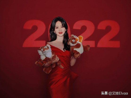 趙麗穎新造型真厲害！罕穿珊瑚絨睡衣上班，百元廉價貨穿出高定感