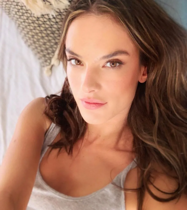 義大利球星以為和超模網戀,15年從未見面,慘被大媽騙光全部身家 義大利球星以為和超模網戀,15年從未見面,慘被大媽騙光全部身家