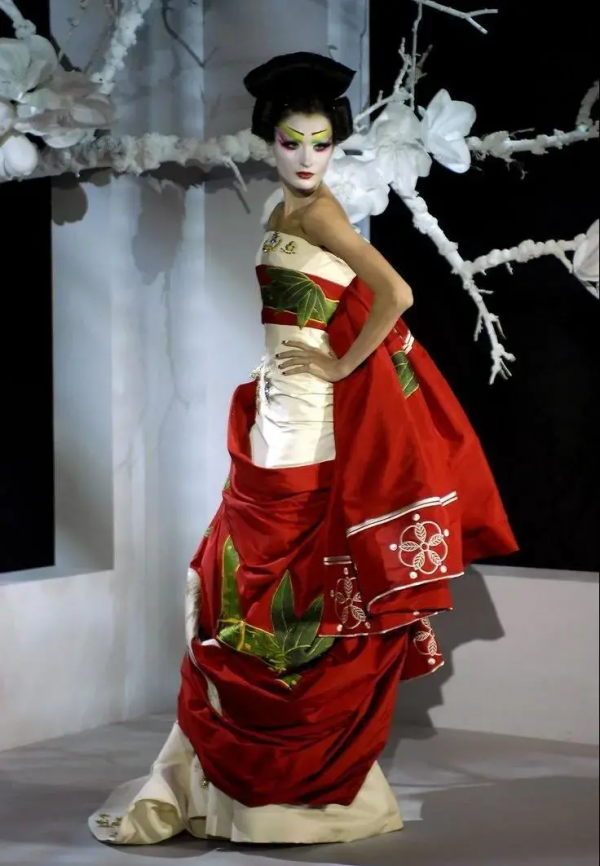 被迪奧開除後，他歸隱法國鄉間，改造後的老房子美得無藥可救