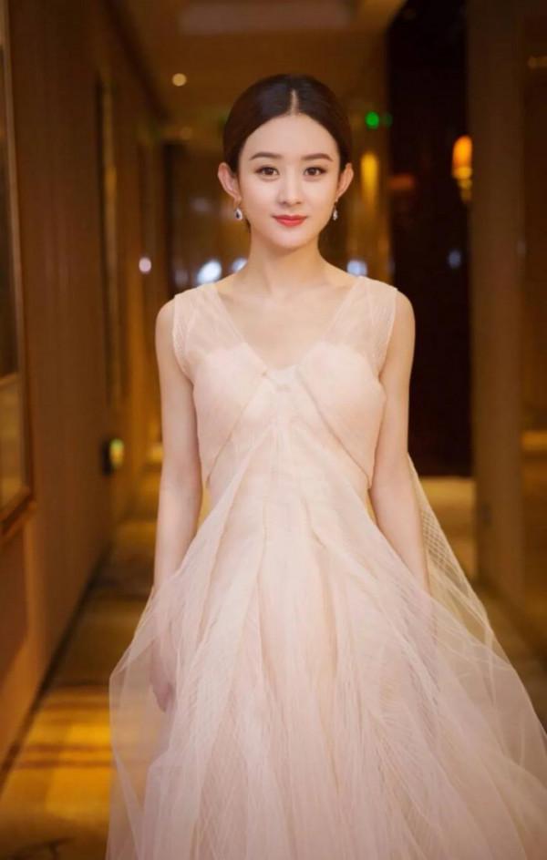 不是科班出身的女神趙麗穎現身春晚，註定虎年又是大紅大紫