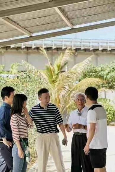 王冰冰成央視頂流！穿T恤拍綜藝人氣爆棚徹底火，更被倪萍誇上天