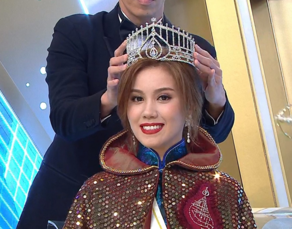 2021港姐冠軍參加富豪聚會,22歲青春靚麗,與關之琳同框氣質不輸 2021港姐冠軍參加富豪聚會,22歲青春靚麗,與關之琳同框氣質不輸