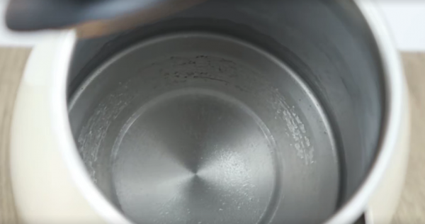 燒水壺用久了，都是黃垢！教你正確做法，快速清潔汙垢