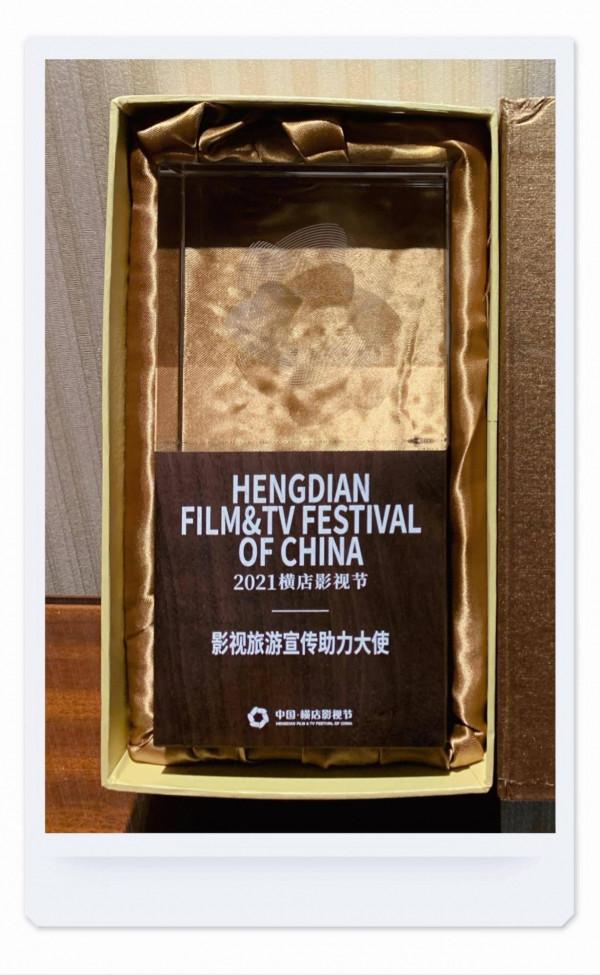 青年演員李沛恩亮相第八屆文榮獎頒獎典禮 西裝造型帥氣吸睛