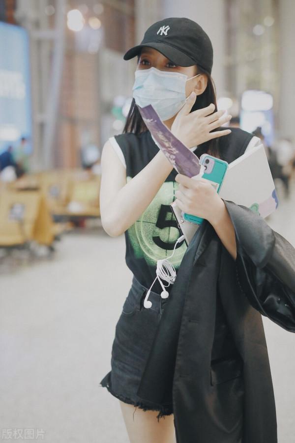 孫怡穿無袖背心搭配黑色超短褲，戴棒球帽時髦酷颯