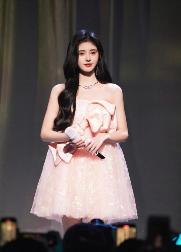 鞠婧禕對鏡自拍狀態好，和陳立農合唱，兩人身高差好萌cp感好強