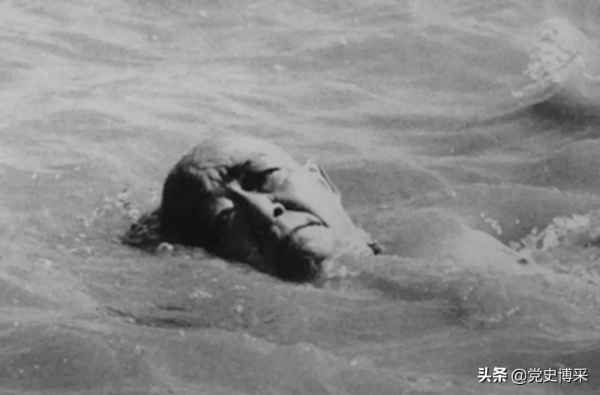 被毛主席譽為“才子和作家”的李爾重，七次伴陪毛主席暢遊長江