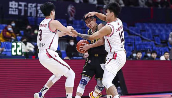 CBA再現爭議判罰，球員提出挑戰卻遭驅逐，裁判屢次主導比賽