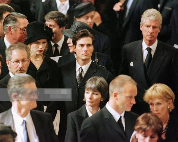 戴安娜露背裙迷人，29年前同框妮可也不輸，美人命運相似結局不同