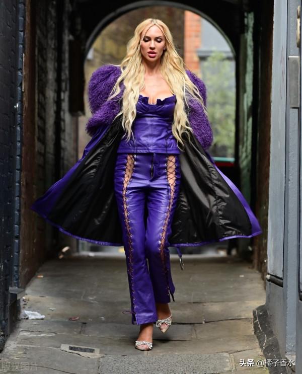 女星克莉絲汀-奎因真的是走在時尚的前沿，脖子上帶著鏈子