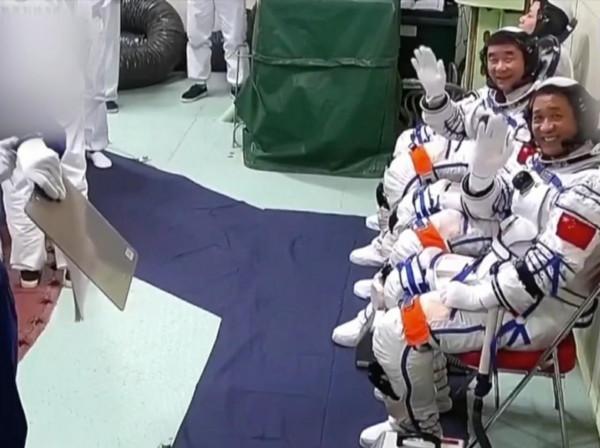 潔白的返回艙被大氣層燒成炭黑色，裡面的人會感到灼熱嗎？