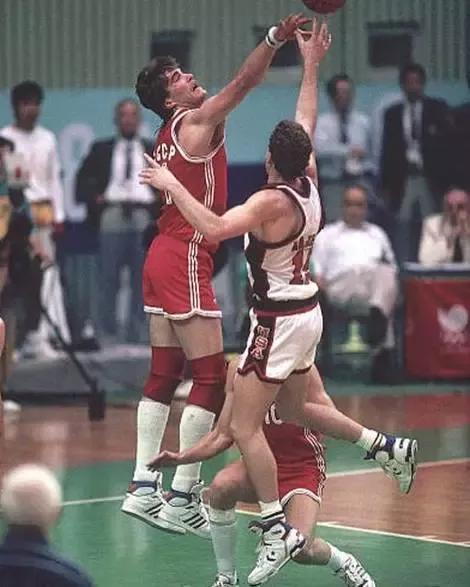 帶著殘疾人停車牌打球！掀翻美國夢之隊一條腿就能跟奧尼爾五五開