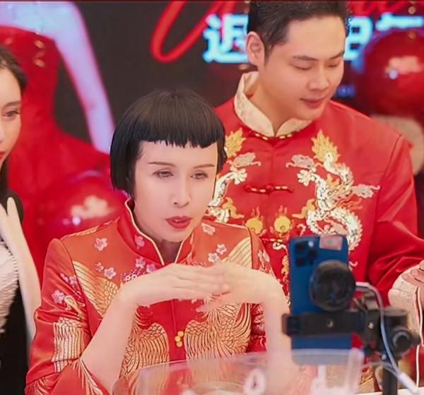 網紅孫書梅的開掛人生,從身無分文到月入千萬,56歲嫁小16歲男友 網紅孫書梅的開掛人生,從身無分文到月入千萬,56歲嫁小16歲男友