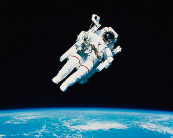 如果從空間站跳向地球,宇航員將會經歷什麼? 如果從空間站跳向地球,宇航員將會經歷什麼?