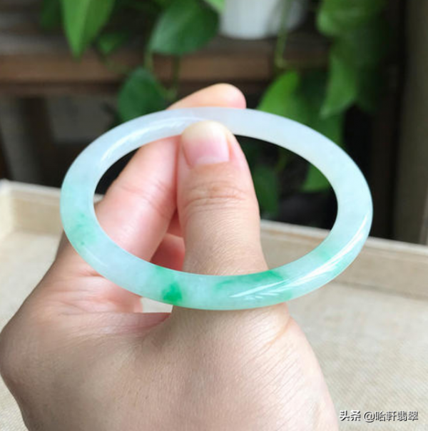 “贈爾叮噹,一步一想(響)”,來自翡翠叮噹鐲的儀式感 “贈爾叮噹,一步一想(響)”,來自翡翠叮噹鐲的儀式感