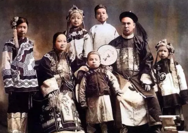 清朝巨人詹世釵遠渡重洋，娶英國妻子生兒育女，他真的有3.19米？