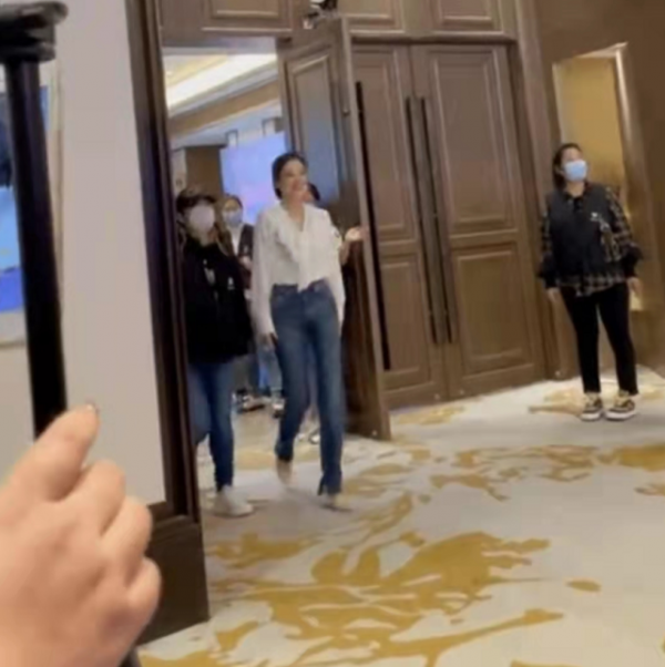 46歲梅婷老了顏值才開掛！20歲的身材30歲的臉，穿白襯衣美上天