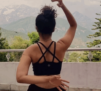 經常脖子酸、肩膀僵，一套好用的瑜伽舒緩動作來了，在家就能練