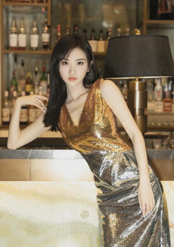 景甜“牛奶肌”白皙，穿上金色亮片禮服，宛如女神亮眼動人