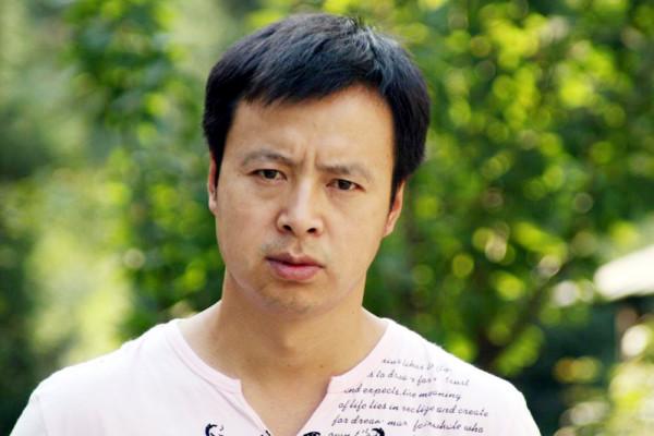 著名演員褚栓忠:娶城裡小妻子,不買婚房卻給農民父母買房 著名演員褚栓忠:娶城裡小妻子,不買婚房卻給農民父母買房